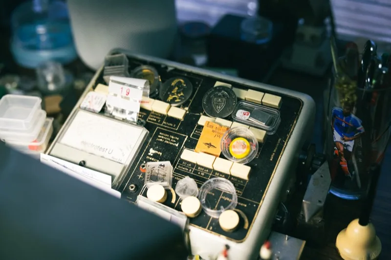 Appareil de contrôle électrotest et outillage vintage sur l'établi de l'atelier