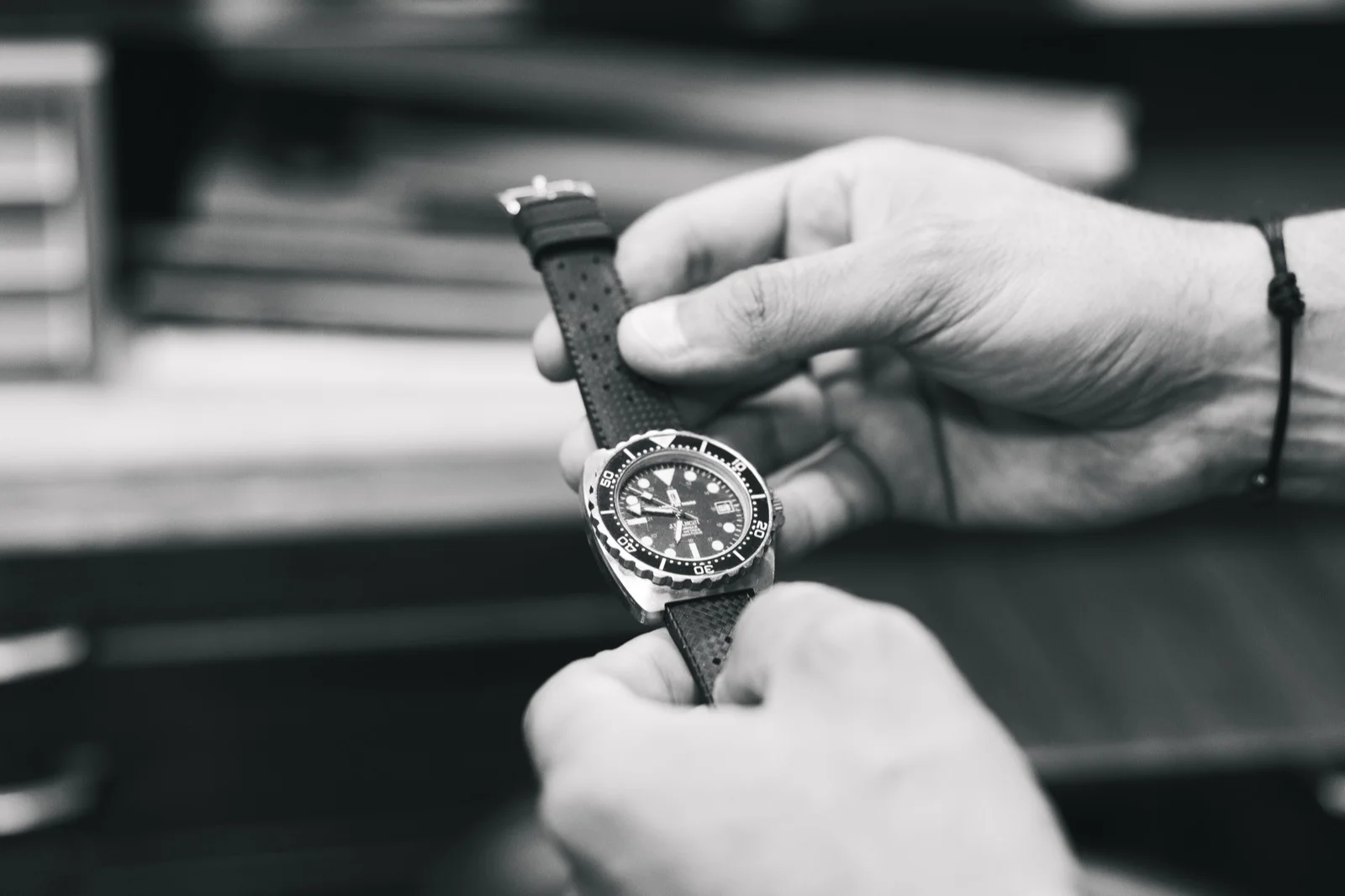 Contrôle d'une montre de plongée à l'atelier