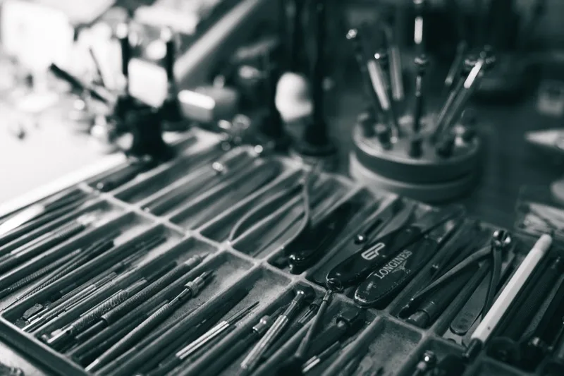 Plateau d'outils de précision horlogers, dont un instrument Longines, atelier Jacques Bianchi