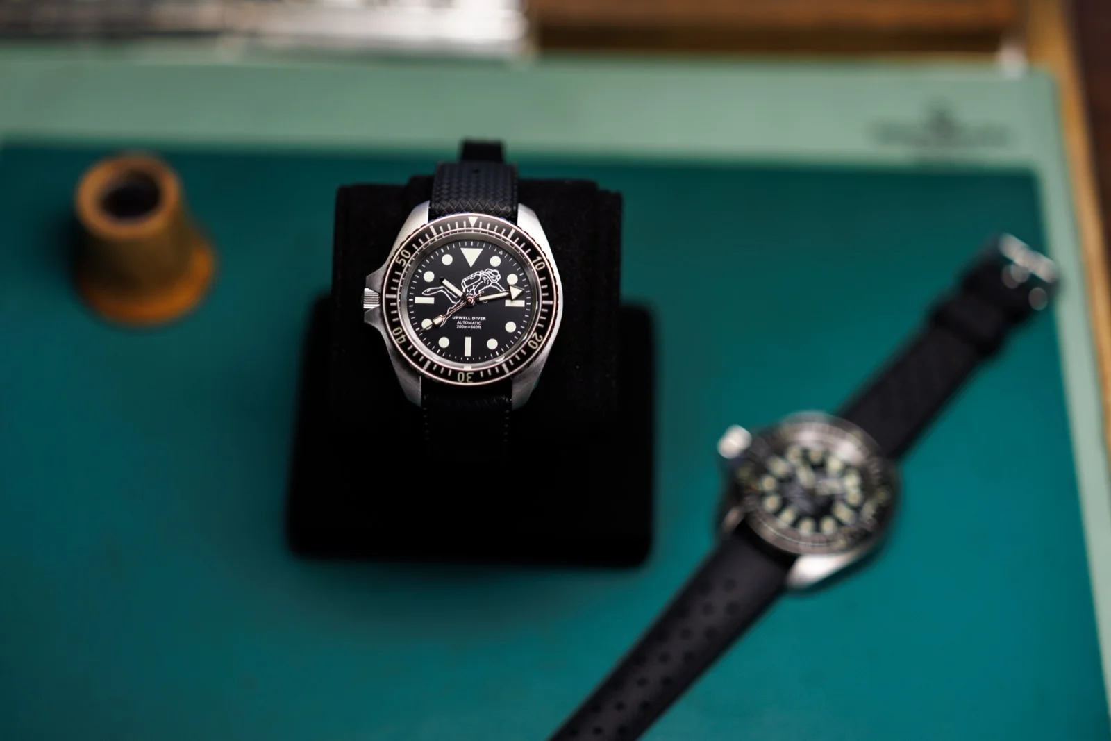 Détail de la lunette unidirectionnelle de l'Upwell Diver, montre de plongée 200 m