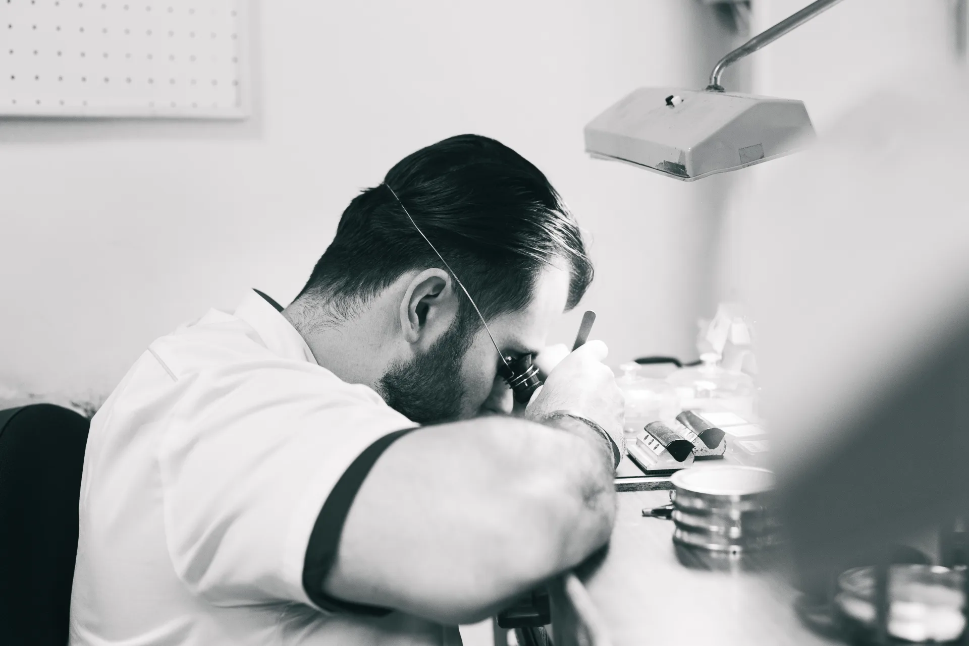 Horloger au travail à l'établi dans l'atelier marseillais
