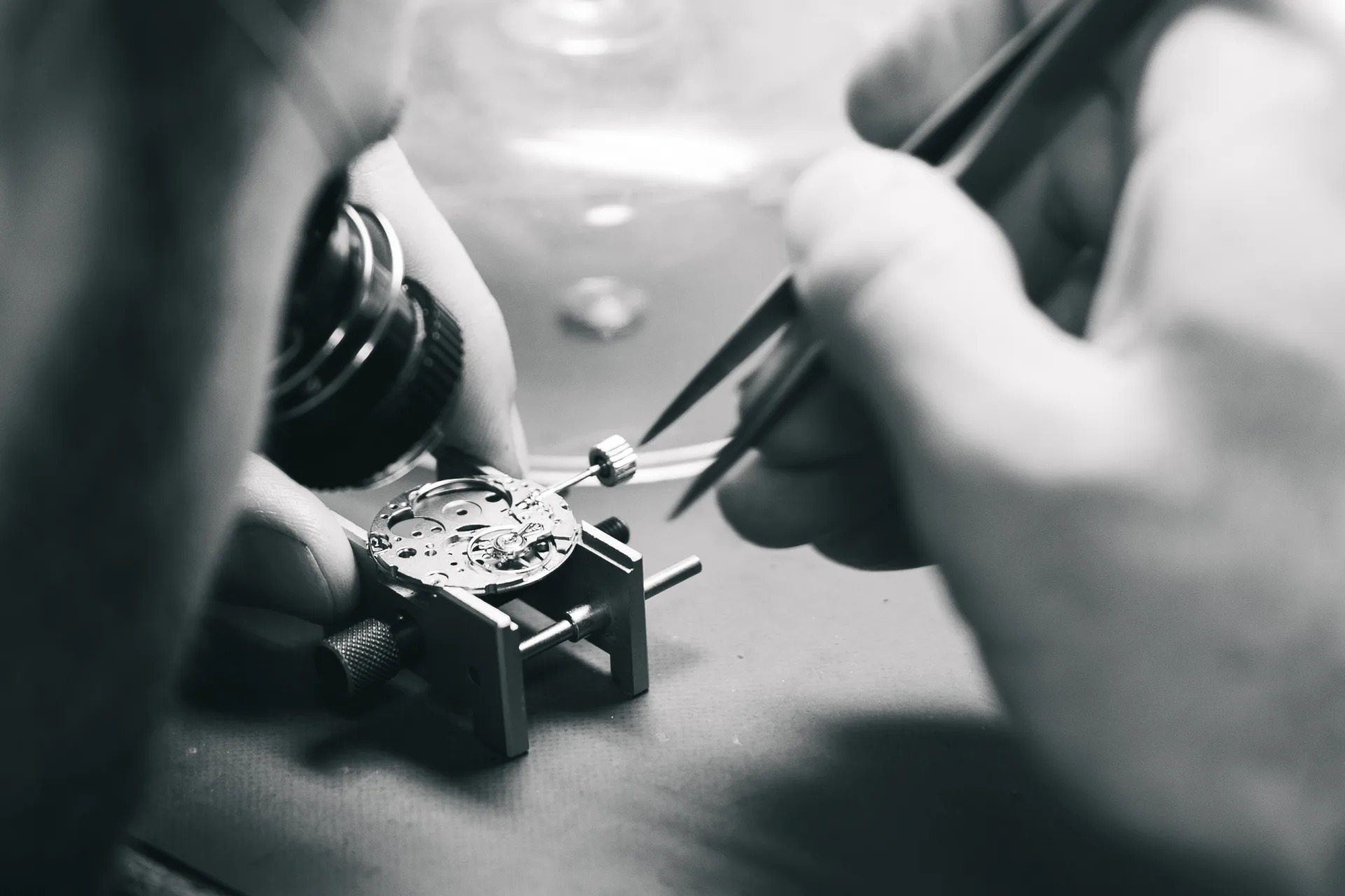 Réparation d'un mouvement horloger, savoir-faire artisanal